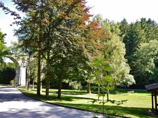 Kurpark mit Viadukt in Usseln