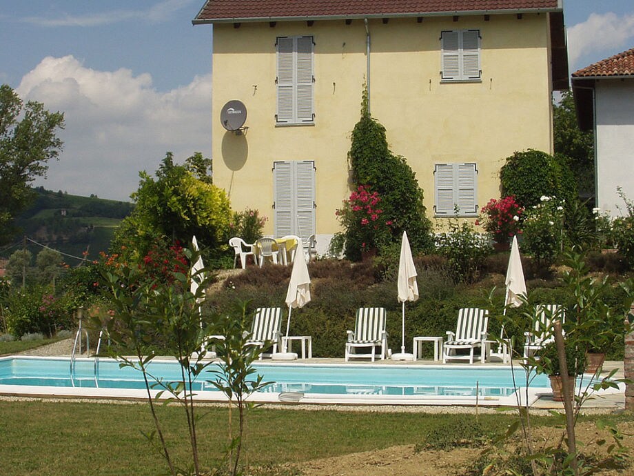 der pool mit dem ferienhaus