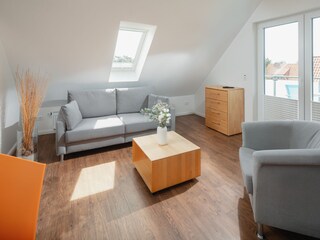 Wohnung Dach, Wohn- Essraum mit Balkon nach Westen