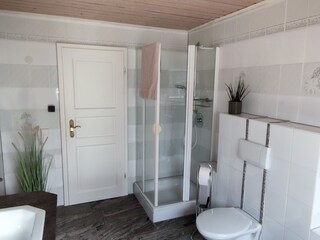 Bad mit Dusche und Badewanne
