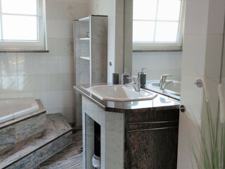 Bad mit Dusche und Badewanne