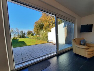 ebenerdiger Ausgang in den herbstlichen Garten