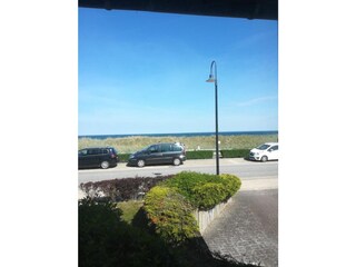 Blick nach draußen von der Terrasse aus aufs Meer