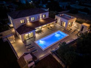 Villa Neven with 44sqm heated private pool, 4 en-suite bedrooms, 2 living and dining areas, wine cellar - Blato na Cetini - image1