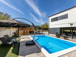 Villa George con piscina riscaldata