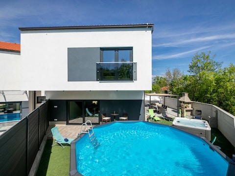 Villa Veroniq with pool and jacuzzi