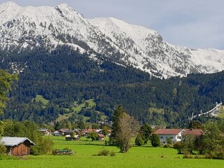 Schanze mit frisch verschneiten Gipfeln
