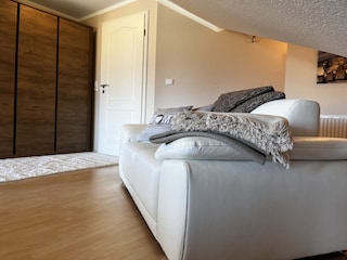 Schlafzimmer mit Kleiderschrank und Couch