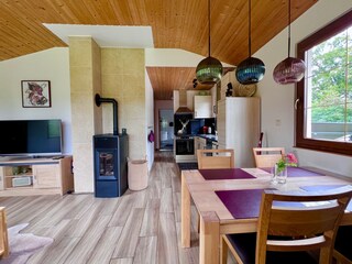 Wohn-/Essbereich mit modernem Pelletofen 2025