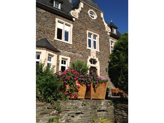 Morgensonne flutet über Erker und historische Fassade