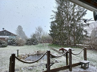 Blick in den Garten im Winter