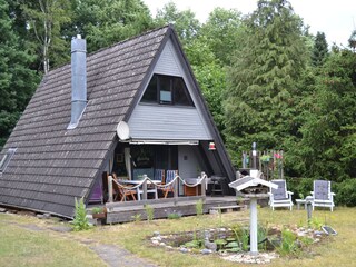 Terrasse und Gartenteich