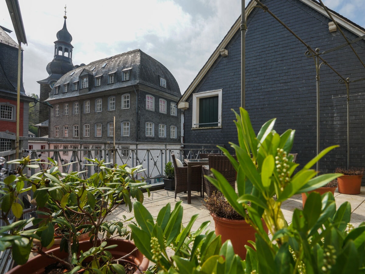 Schöne Terrasse mit Blick auf das Rote Haus