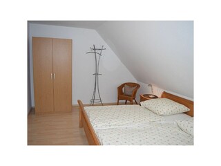 Schlafzimmer mit Doppelbett