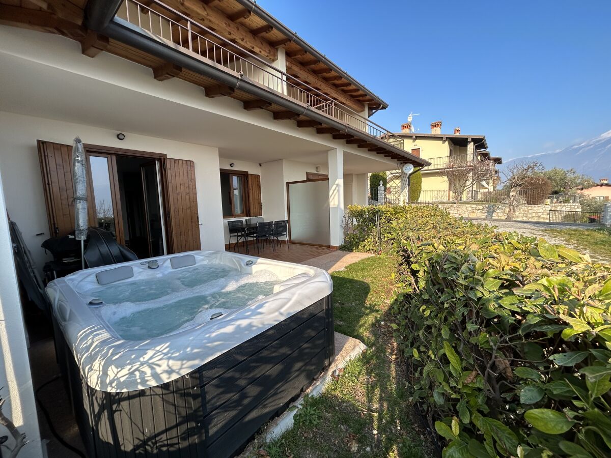 Terrasse mit privatem Whirlpool mit Blick auf den Lago