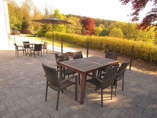 Es gibt eine große Terrasse