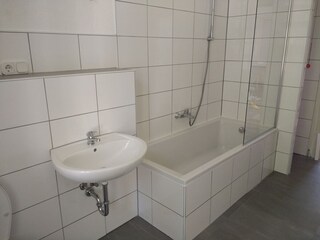 Das Badezimmer mit Badewanne
