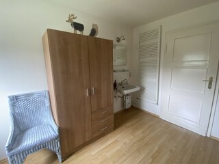 Schalzimmer mit Kleiderschrank / Waschbecke im 2. Etage