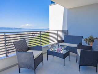 Terrasse mit Esstisch und Meerblick, Ausgang Wohnzimmer