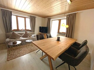 a2e09b81-eb5e-4dc7-b86f-d0d09a072ed5 (007)