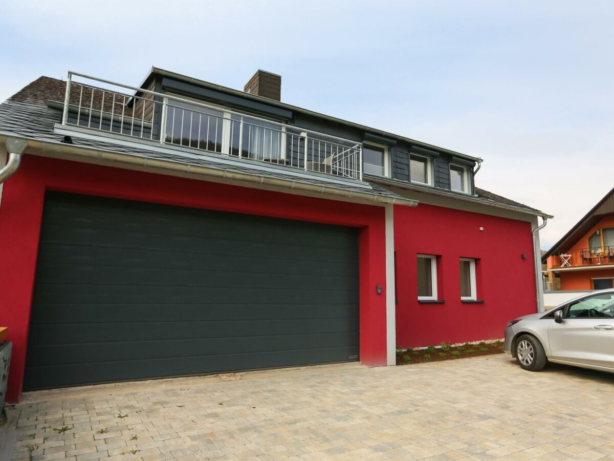 Straßenseite / Garage