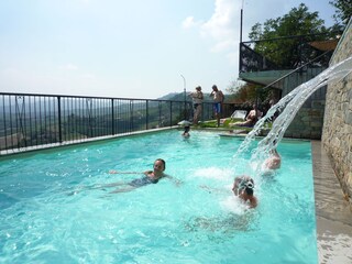 Eine frische Dusche bei Pool mit Panorama
