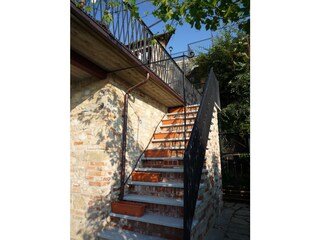 Treppe von Terrasse nach Schwimmbad