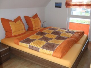 Schlafzimmer 1 mit Doppelbett und Zugang zum Balkon