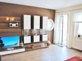 Wohnraum mit großem LCD-TV und kostenfreiem WLAN