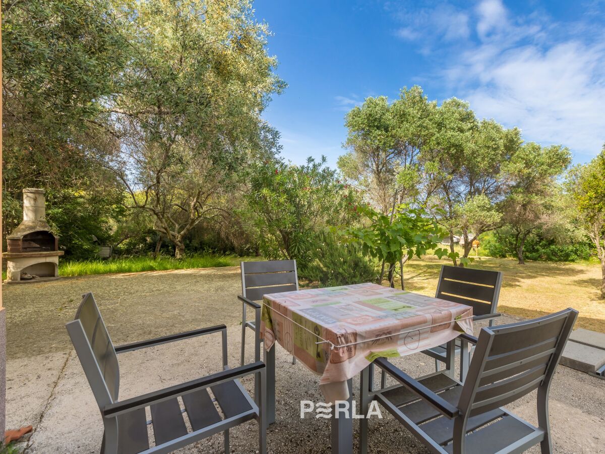 große angenehme Terrasse mit eigenem Grill