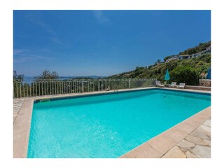 Grosser  Pool mit  Meerblick