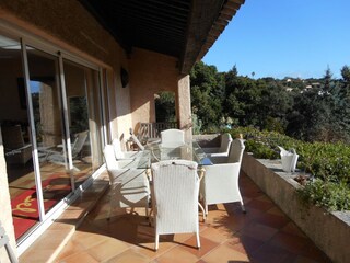 Grosse Terrasse vor dem Salon