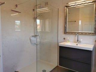 Dusche mit Glasabtrennung
