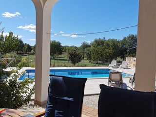 Blick von der Sonnenterrasse im Süden auf den Pool