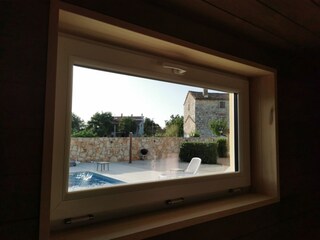 Blick aus der Sauna über die Poollandschaft