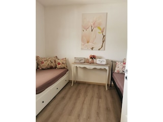 separates Schlafzimmer im Erdgeschoss mit Einzelbetten