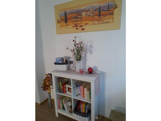 Kleiner Bücherschrank im Wohnzimmer