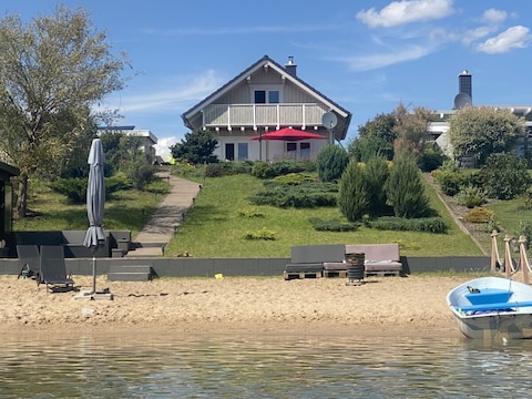 Ferienhaus am See mit Privatstrand, Kamin und Sauna
