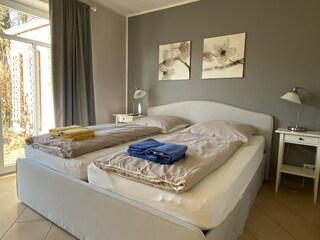 Schlafzimmer mit Gartenfenster