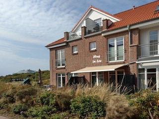 Hus in Lee: Lage an den Dünen