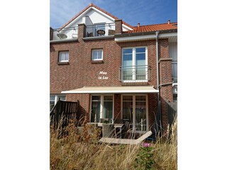 Hus in Lee: Sonnig - Beschirmt