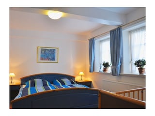 1. Schlafzimmer mit großem Doppelbett