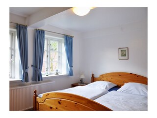 2. Schlafzimmer mit großem Doppelbett