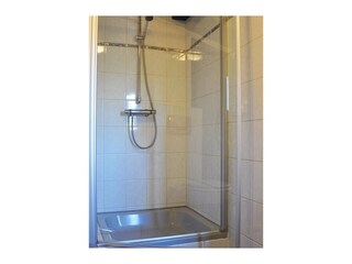 1. Badezimmer mit Dusche