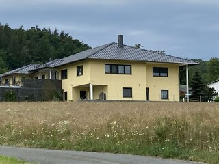 Hausansicht im Feld