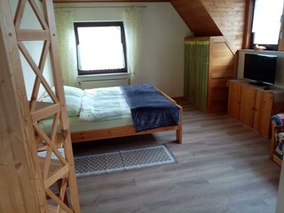 Schlafraum mit Fernseh