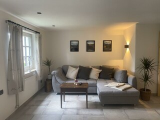 kleines Wohnzimmer mit Schlafmöglichkeit