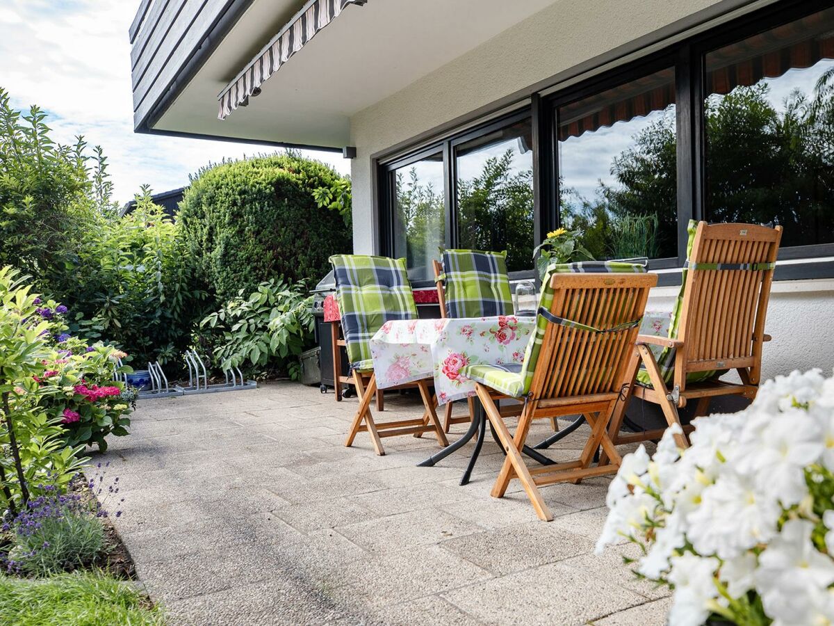 Die Sitzgruppe auf der überdachten Terrasse