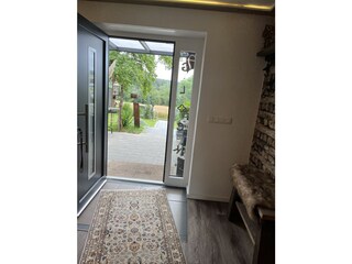 Eingangsbereich , Blick auf Terrasse und den Garten