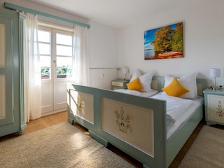 Schlafzimmer 3, 1.Stock mit Waschbecken und Balkon